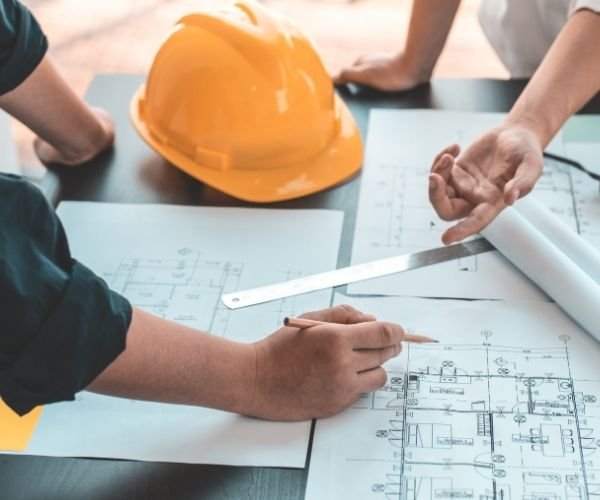 Beratung und Planung für Dachfenster-Einbau mit Bauplan und Helm