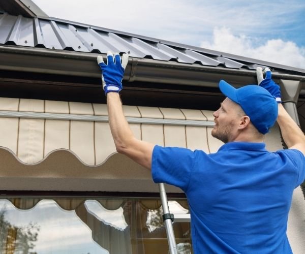 Dachrinne reparieren und reinigen